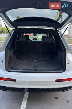 Позашляховик / Кросовер Audi Q7 2018 в 