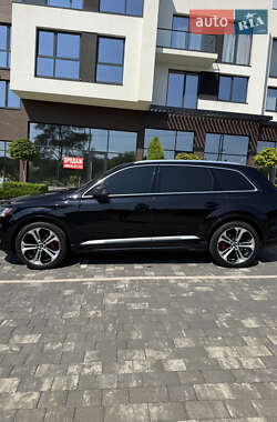 Позашляховик / Кросовер Audi Q7 2020 в 
