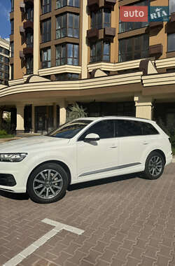 Позашляховик / Кросовер Audi Q7 2017 в 