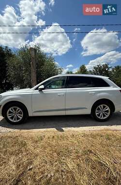 Внедорожник / Кроссовер Audi Q7 2017 в 