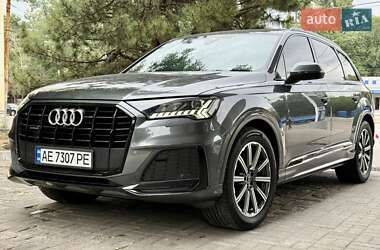 Позашляховик / Кросовер Audi Q7 2021 в 