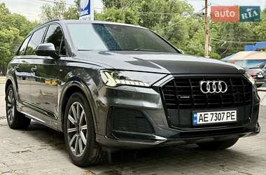 Позашляховик / Кросовер Audi Q7 2021 в 