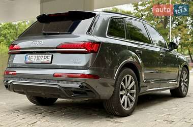 Позашляховик / Кросовер Audi Q7 2021 в 