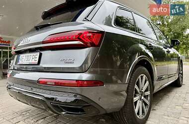 Позашляховик / Кросовер Audi Q7 2021 в 