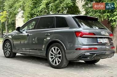Позашляховик / Кросовер Audi Q7 2021 в 