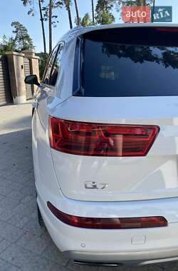 Внедорожник / Кроссовер Audi Q7 2018 в 