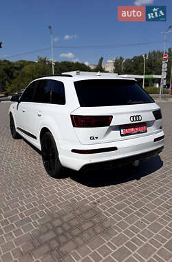 Внедорожник / Кроссовер Audi Q7 2017 в 