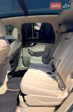 Внедорожник / Кроссовер Audi Q7 2017 в 