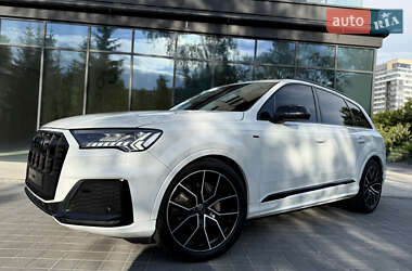 Позашляховик / Кросовер Audi Q7 2022 в 