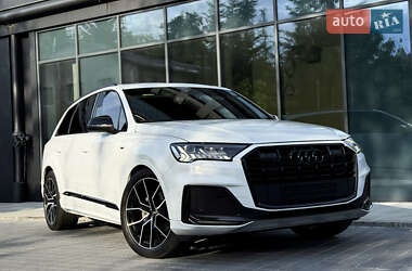 Позашляховик / Кросовер Audi Q7 2022 в 