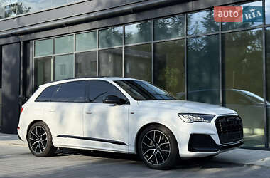 Позашляховик / Кросовер Audi Q7 2022 в 