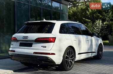 Позашляховик / Кросовер Audi Q7 2022 в 