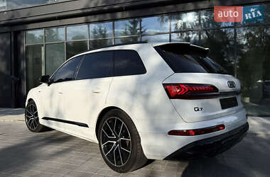 Позашляховик / Кросовер Audi Q7 2022 в 