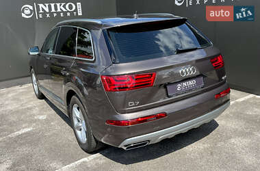 Позашляховик / Кросовер Audi Q7 2018 в 