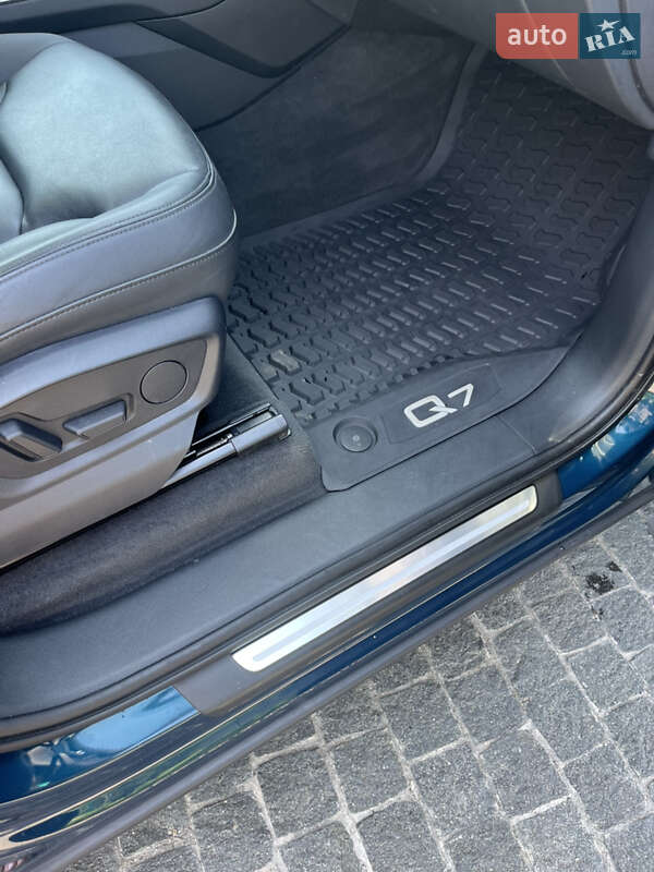 Позашляховик / Кросовер Audi Q7 2020 в Житомирі