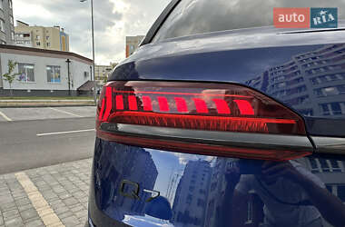 Позашляховик / Кросовер Audi Q7 2020 в 