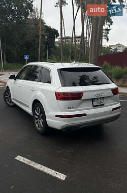 Позашляховик / Кросовер Audi Q7 2017 в 