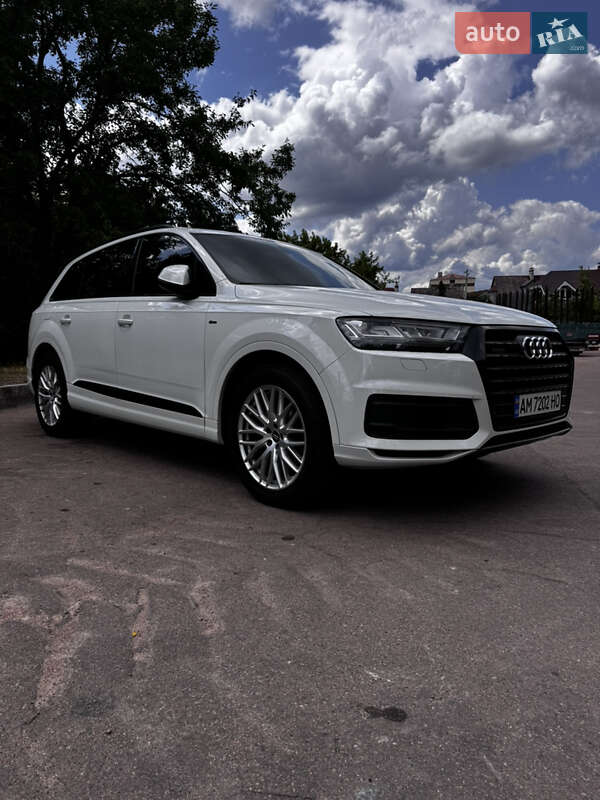Внедорожник / Кроссовер Audi Q7 2017 в 