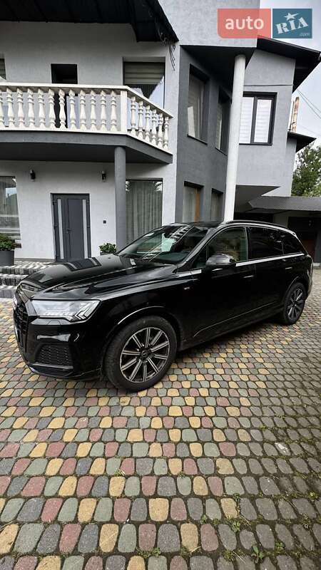 Позашляховик / Кросовер Audi Q7 2021 в 