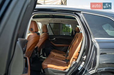 Внедорожник / Кроссовер Audi Q7 2016 в 