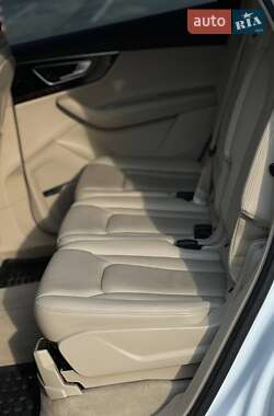 Позашляховик / Кросовер Audi Q7 2018 в 