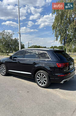 Позашляховик / Кросовер Audi Q7 2018 в 