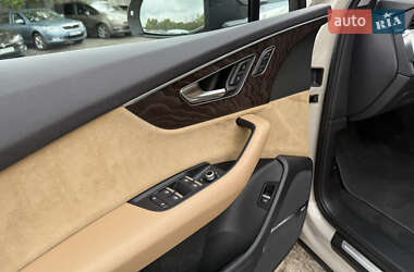 Позашляховик / Кросовер Audi Q7 2021 в 
