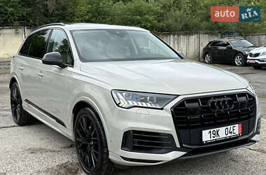 Позашляховик / Кросовер Audi Q7 2021 в 