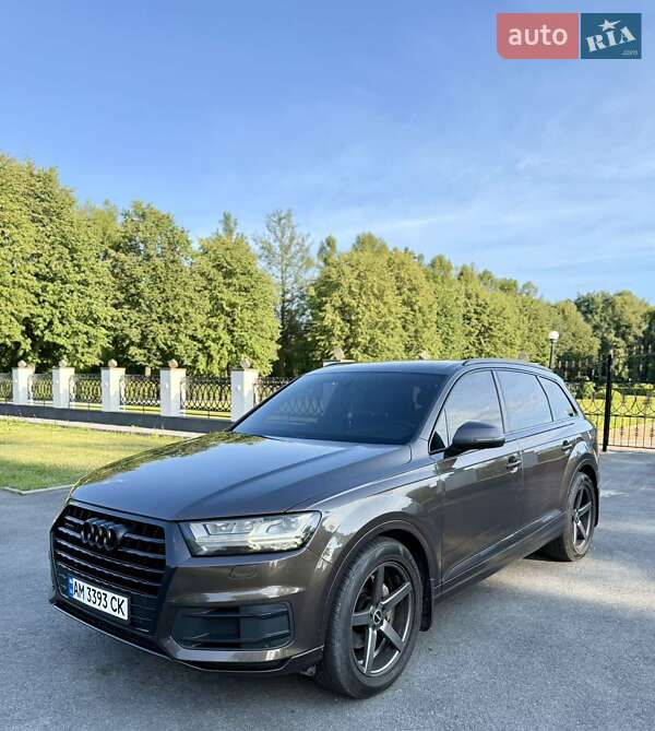 Позашляховик / Кросовер Audi Q7 2018 в 