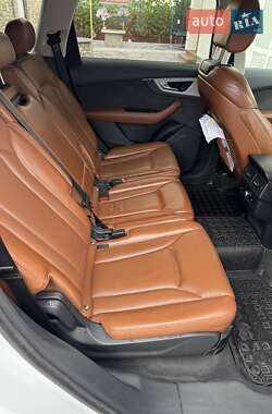 Внедорожник / Кроссовер Audi Q7 2016 в 