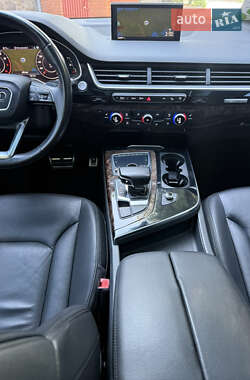 Внедорожник / Кроссовер Audi Q7 2016 в 