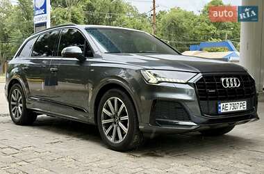 Позашляховик / Кросовер Audi Q7 2021 в 