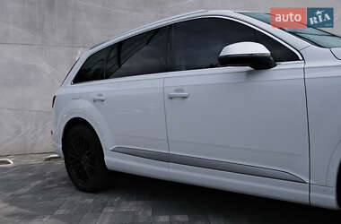Внедорожник / Кроссовер Audi Q7 2015 в 