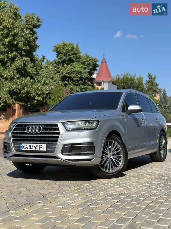 Внедорожник / Кроссовер Audi Q7 2017 в 