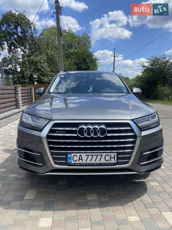 Внедорожник / Кроссовер Audi Q7 2017 в 