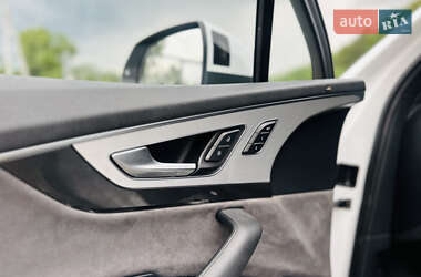 Внедорожник / Кроссовер Audi Q7 2017 в 