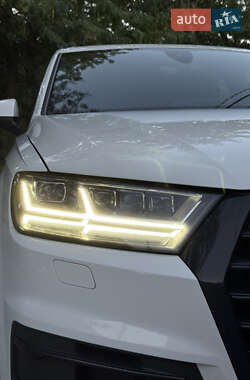 Позашляховик / Кросовер Audi Q7 2018 в 