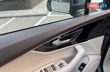 Позашляховик / Кросовер Audi Q7 2015 в 