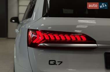 Позашляховик / Кросовер Audi Q7 2020 в 