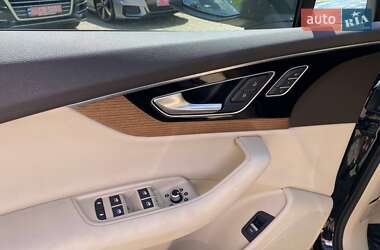 Внедорожник / Кроссовер Audi Q7 2016 в 