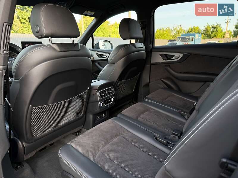Позашляховик / Кросовер Audi Q7 2017 в Луцьку