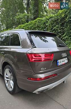 Внедорожник / Кроссовер Audi Q7 2016 в 