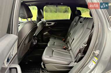 Внедорожник / Кроссовер Audi Q7 2016 в 