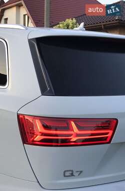 Позашляховик / Кросовер Audi Q7 2016 в 