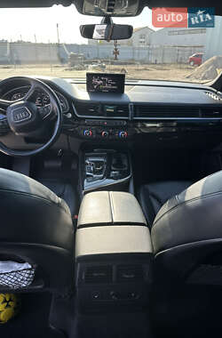 Внедорожник / Кроссовер Audi Q7 2016 в 