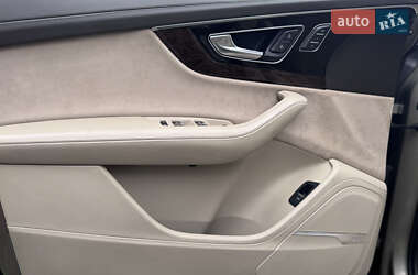 Внедорожник / Кроссовер Audi Q7 2017 в 
