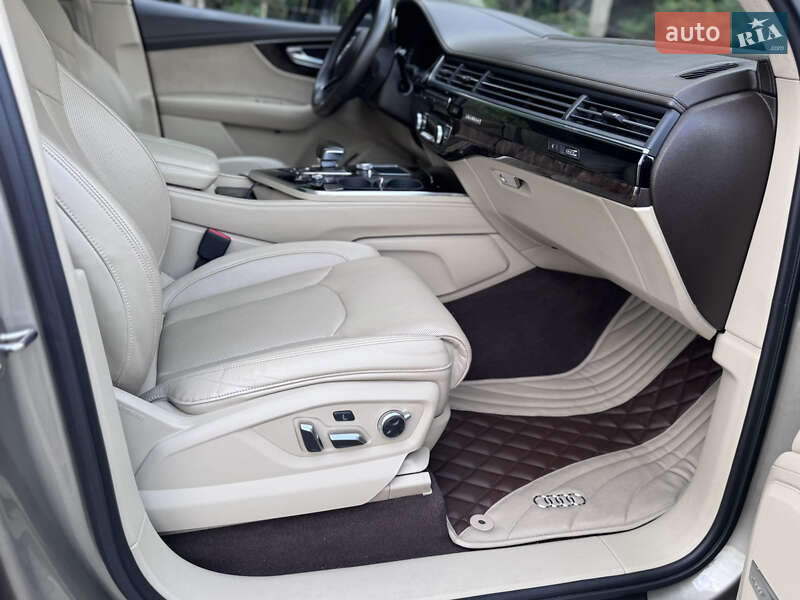 Внедорожник / Кроссовер Audi Q7 2017 в Черновцах