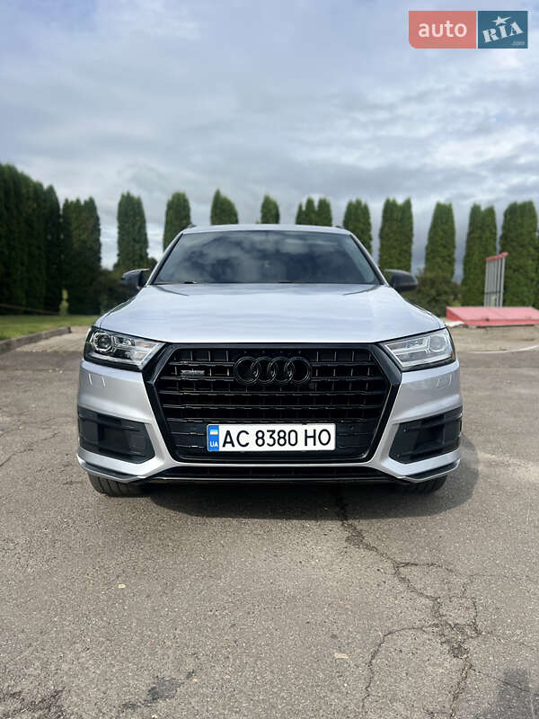 Внедорожник / Кроссовер Audi Q7 2017 в 