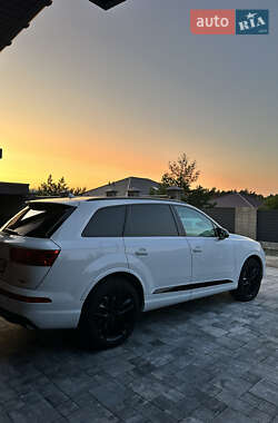 Внедорожник / Кроссовер Audi Q7 2017 в 