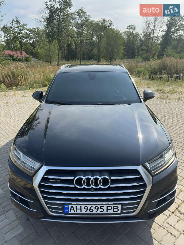 Внедорожник / Кроссовер Audi Q7 2017 в 
